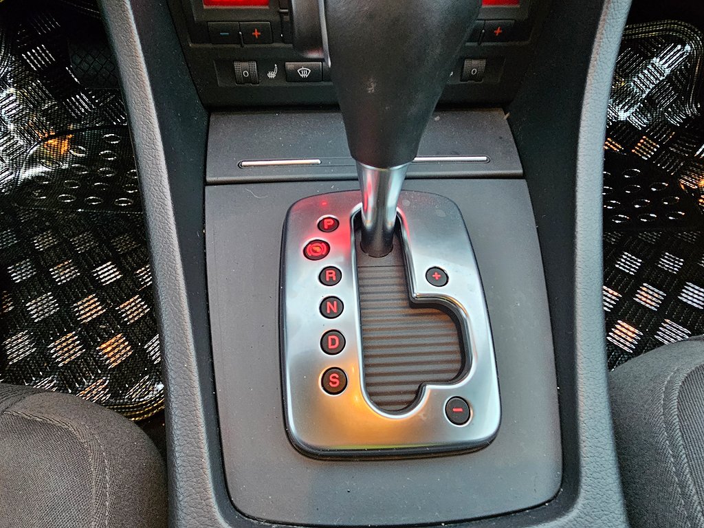 Audi A4 Sedan 2.0 AUT Nybesiktad Nyservad S/V Hjul