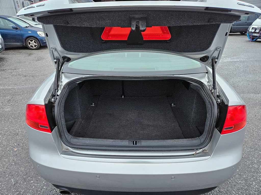 Audi A4 Sedan 2.0 AUT Nybesiktad Nyservad S/V Hjul
